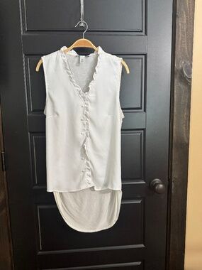 High-low sleeveless top